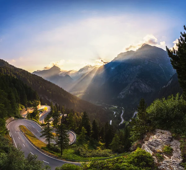 Route du col de Maloja en Suisse au coucher du soleil — Photo