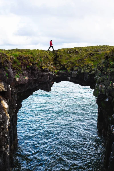 アイスランドのアルナルスタピにある自然石の橋を歩く観光客 — ストック写真
