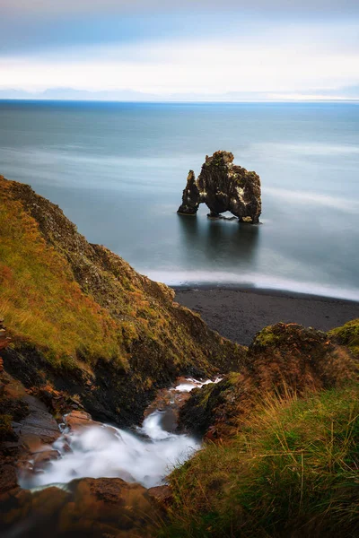 Hvitserkur pila de basalto y una pequeña cascada en el norte de Islandia —  Fotos de Stock