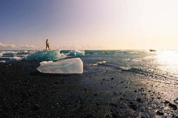 Turista álló jéghegy a Diamond Beach, Izland — Stock Fotó