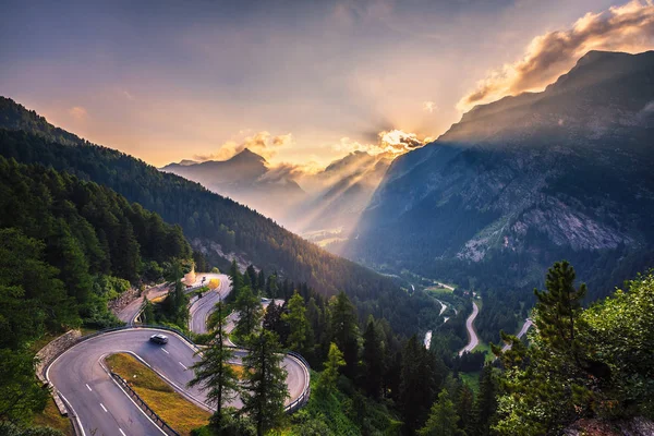 Droga Maloja Pass w Szwajcarii o zachodzie słońca — Zdjęcie stockowe