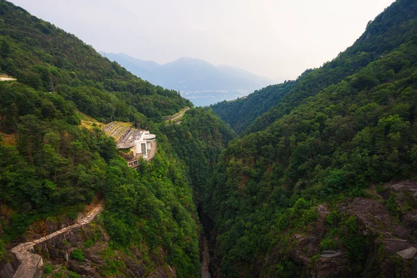 Vista da Barragem de Contra sobre uma usina hidrelétrica em Ticino, Suíça — Fotografia de Stock