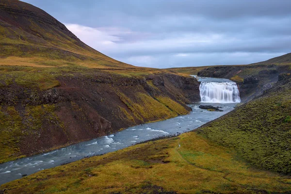 アイスランドのレイキャヴィーク近くのラクサ・イ・ジョス川に位置するソルーフォスの滝 — ストック写真