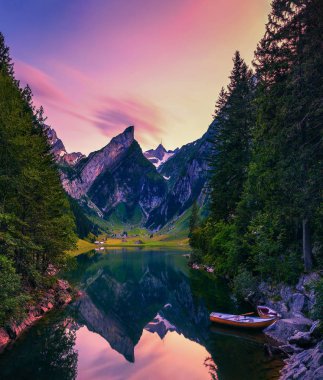 İsviçre 'nin İsviçre Alpleri' nde Seealpsee gölünün üzerinde gün batımı.
