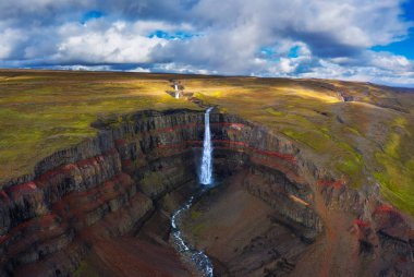 Doğu İzlanda 'daki Hengifoss şelalesinin hava manzarası.