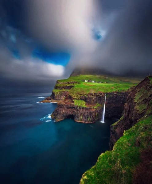 Aldeia de Gasadalur e cachoeira Mulafossur nas Ilhas Faroé, Dinamarca — Fotografia de Stock