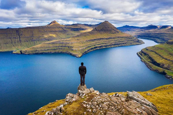 Ο περιπατητής απολαμβάνει θέα στα φιόρδ από ένα βουνό κοντά στο Funningur στις Νήσους Φερόε — Φωτογραφία Αρχείου