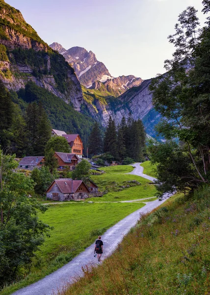 Promenades touristiques sur le chemin du lac Seealpsee dans les Alpes suisses — Photo