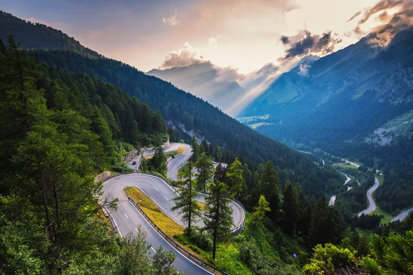 Δρόμος Maloja Pass στην Ελβετία το ηλιοβασίλεμα — Φωτογραφία Αρχείου