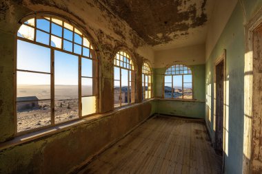 Namibya Luderitz yakınlarındaki Namib çölünde maden kasabası Kolmanskop kalıntıları
