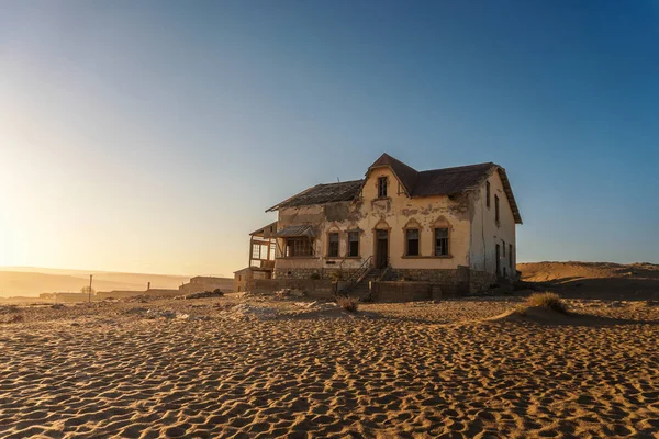 Soluppgång ovanför ett övergivet hus i Kolmanskop spökstad, Namibia — Stockfoto