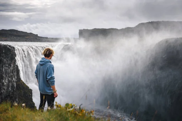 Randonneur debout au bord de la cascade Dettifoss en Islande — Photo