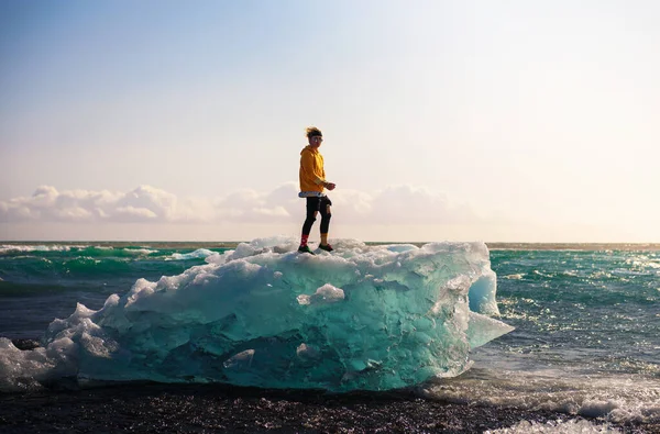 아이슬란드, 다이아몬드 해변에서 빙산 위에서 있는 관광객 — 스톡 사진