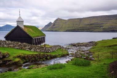 Faroe Adaları deniz kıyısında küçük ahşap köy kilisesi, Danimarka