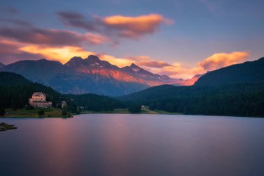 İsviçre Alpleri ve dağ oteli olan St. Moritzersee Gölü 'nün üzerinde gün batımı.