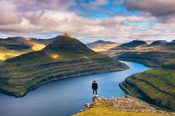 Hiker má rád výhled na fjordy z hory nedaleko Funningur na Faerských ostrovech. — Stock fotografie