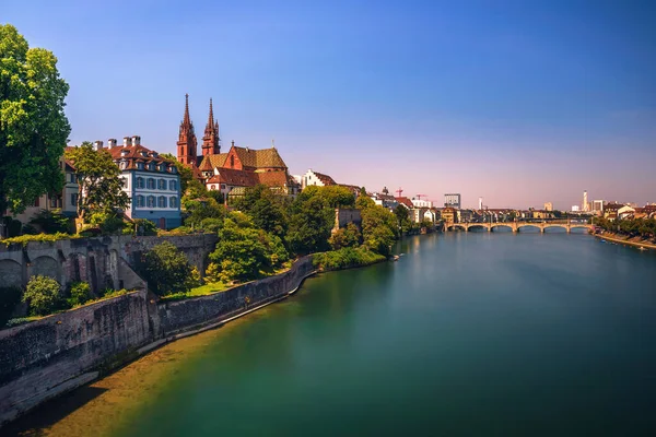 Old Town of Basel, Munster cathedral and the Rhine river in Switzerland — Stock Photo, Image