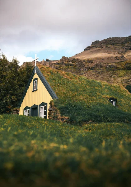 Iglesia del césped en el pueblo icelandés de Hof, Islandia —  Fotos de Stock