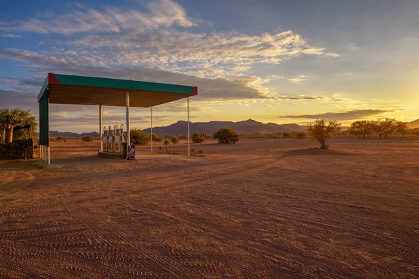 Puma benzinkút található egy földúton a Namib sivatagban napkeltekor — Stock Fotó