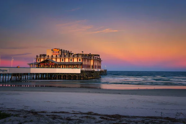 Západ slunce nad Daytona Beach Main Street Pier s Joes Krab Shack restaurace — Stock fotografie