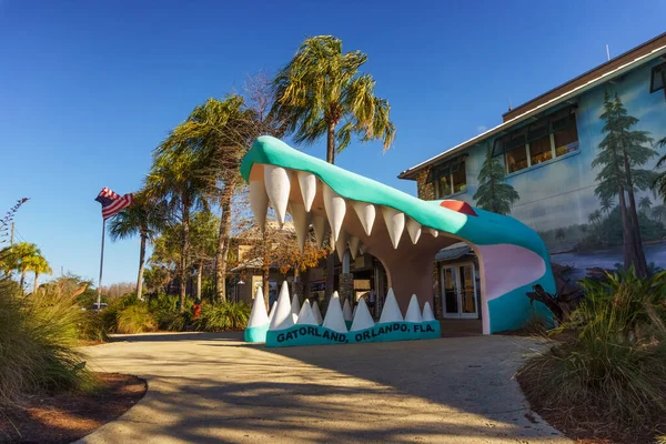 Orlando, Florida 'daki Gatorland temalı parkın girişinde büyük bir timsah başı var.