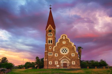 Christchurch 'ün üzerinde günbatımı, Windhoek, Namibya' da tarihi bir Lüteryen kilisesi.