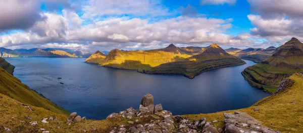 Danimarka 'nın Faroe Adaları' ndaki Funningur köyü yakınlarındaki fiyortların panoraması — Stok fotoğraf