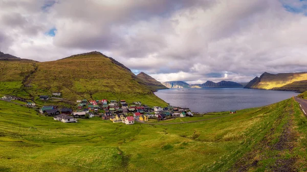 Faroe Adaları 'ndaki Funningur köyünün çevresindeki dağlar ve okyanus manzarası. — Stok fotoğraf