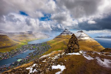 Faroe Adaları 'ndaki Klaksvik şehri üzerindeki Klakkur dağından görüntü