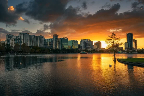 Pôr-do-sol colorido acima Lake Eola e horizonte da cidade em Orlando, Flórida — Fotografia de Stock