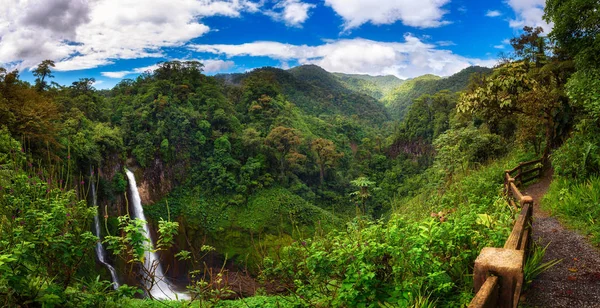 Catarata del Toro cachoeira com montanhas circundantes na Costa Rica — Fotografia de Stock