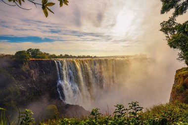 Zimbabwe 'deki Zambezi Nehri' ndeki Victoria Şelalesinde gün batımı