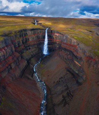 Doğu İzlanda 'daki Hengifoss şelalesinin hava manzarası.
