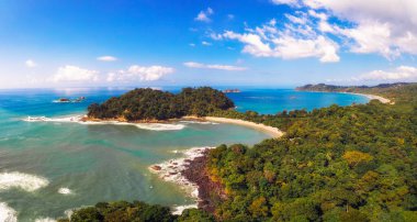 Kosta Rika 'daki Manuel Antonio Ulusal Parkı' ndaki kumsal manzarası.