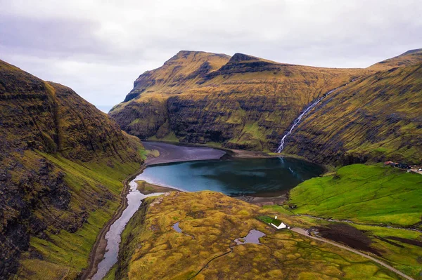 Faroe adalarındaki Saksun yakınlarındaki gölün havadan görüntüsü. — Stok fotoğraf