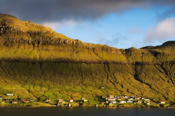 Pueblo costero de Signabour en la luz del atardecer, Islas Feroe — Foto de Stock