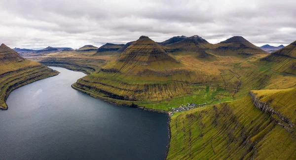 Vue aérienne des montagnes et de l'océan autour du village de Funningur sur les îles Féroé — Photo