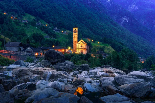 Basilique pontificale mineure dans le village de Lavertezzo la nuit, Suisse — Photo