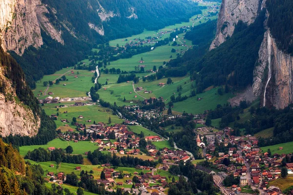 Vallée de Lauterbrunnen dans les Alpes suisses avec une cascade emblématique — Photo