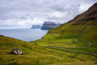 Danimarka 'nın Faroe Adaları' ndaki Kalsoy 'daki Trollanes köyüne giden yol