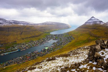 Faroe Adaları 'ndaki Klaksvik şehri üzerindeki Klakkur dağından görüntü