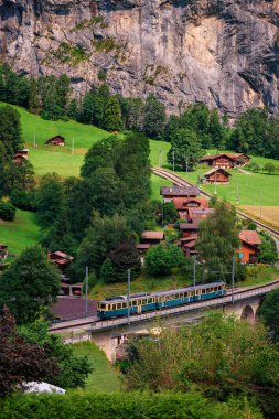 İsviçre, Lauterbrunnen Vadisi 'nde klasik tren.
