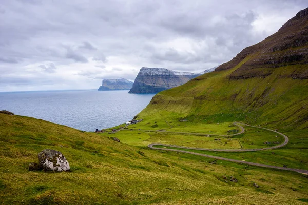 Straße nach Trollanes Dorf auf Kalsoy auf den Färöer Inseln, Dänemark — Stockfoto