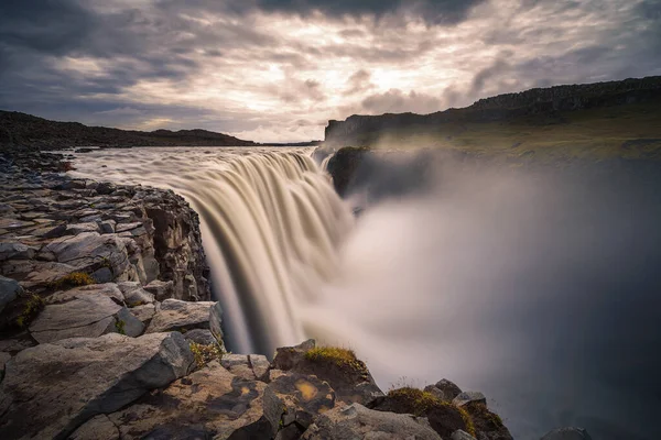 アイスランドのジョクルサ川に位置する防潮堤の滝 — ストック写真