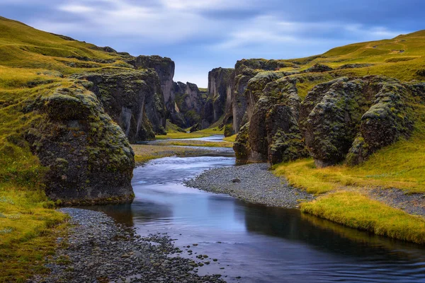 Canyon e fiume Fjadrargljufur nel sud-est dell'Islanda — Foto Stock