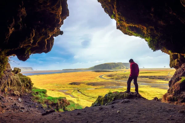 아이슬란드의 빅 마을 근처에 있는 로프살라 헬리 르 동굴에 사는 등산객 — 스톡 사진
