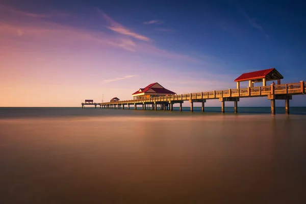 Gün batımında Florida 'da Clearwater Sahili' nde 60 numaralı iskelede.