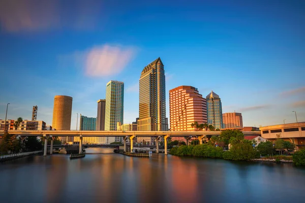 Tampa skyline al atardecer con el río Hillsborough en primer plano —  Fotos de Stock