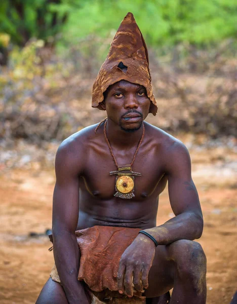 Člen afrického kmene Himba tradičně oblečený v Opuwo, Namibie — Stock fotografie
