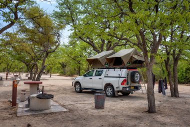 Etosha Ulusal Parkı 'ndaki bir kampta 4x4' lük bir kamyonetin çatısında çadır bulundu.